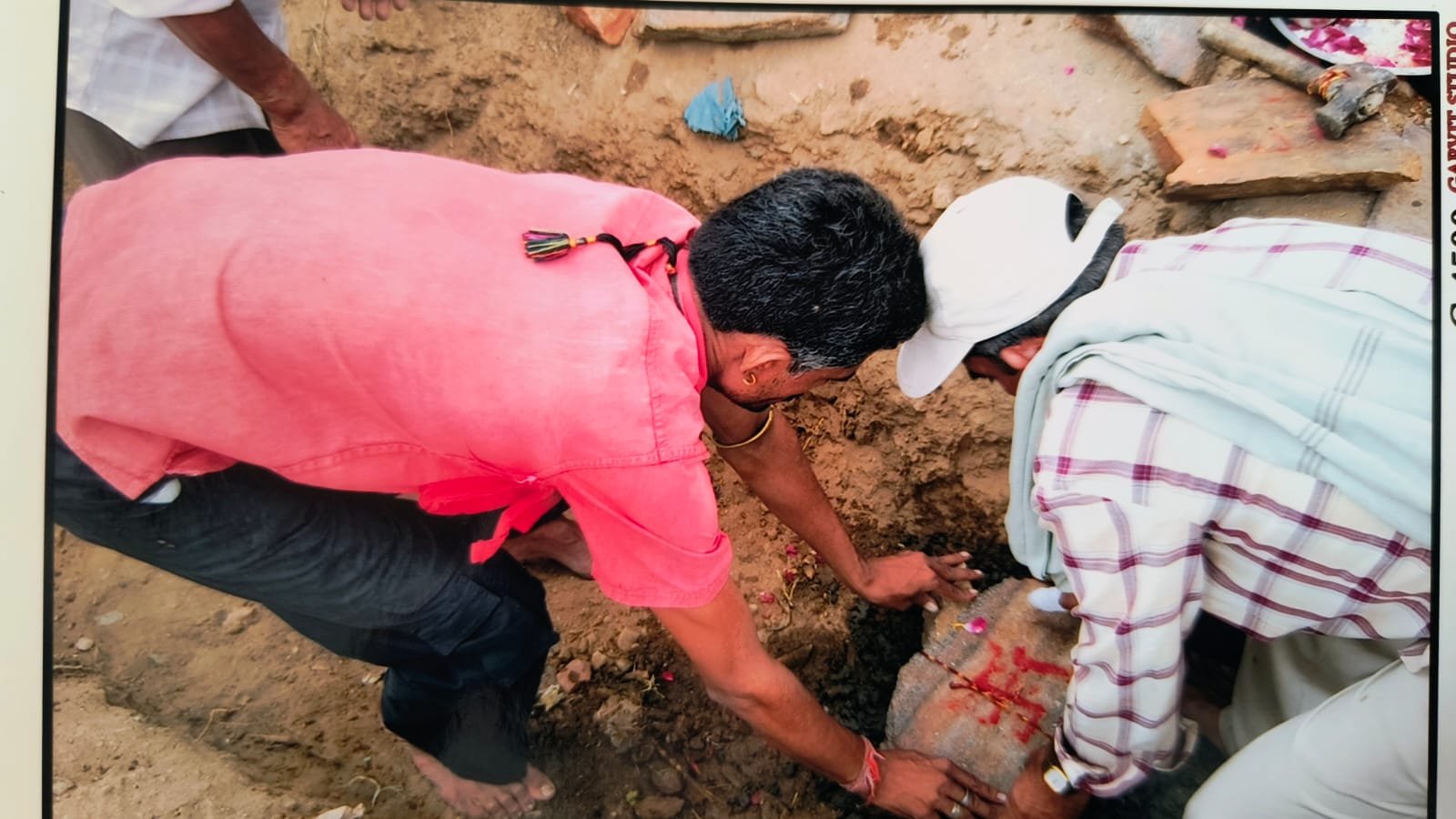 स्थल निरीक्षण करते हुए लोग